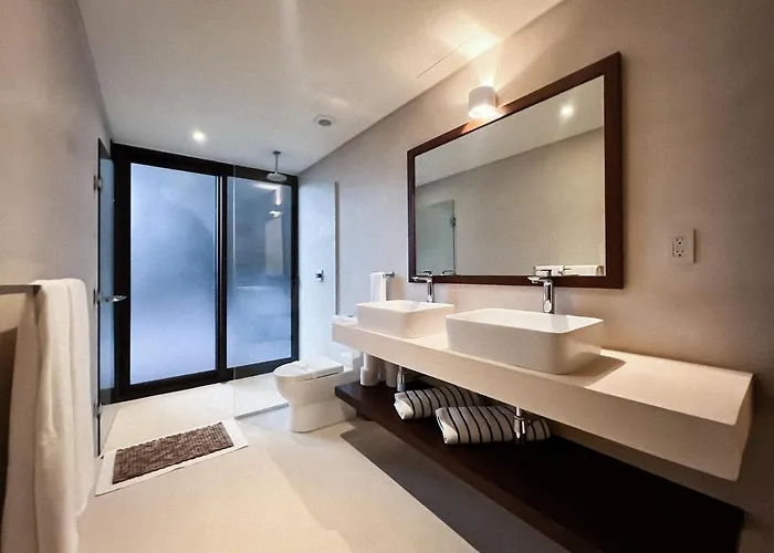 Gated 2br With Rooftop Pool *